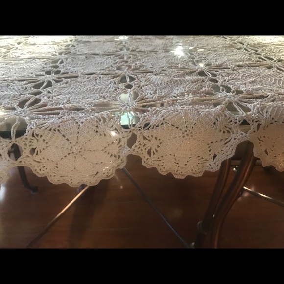 Vintage handmade crotchet tablecloth - Picture 4 of 4